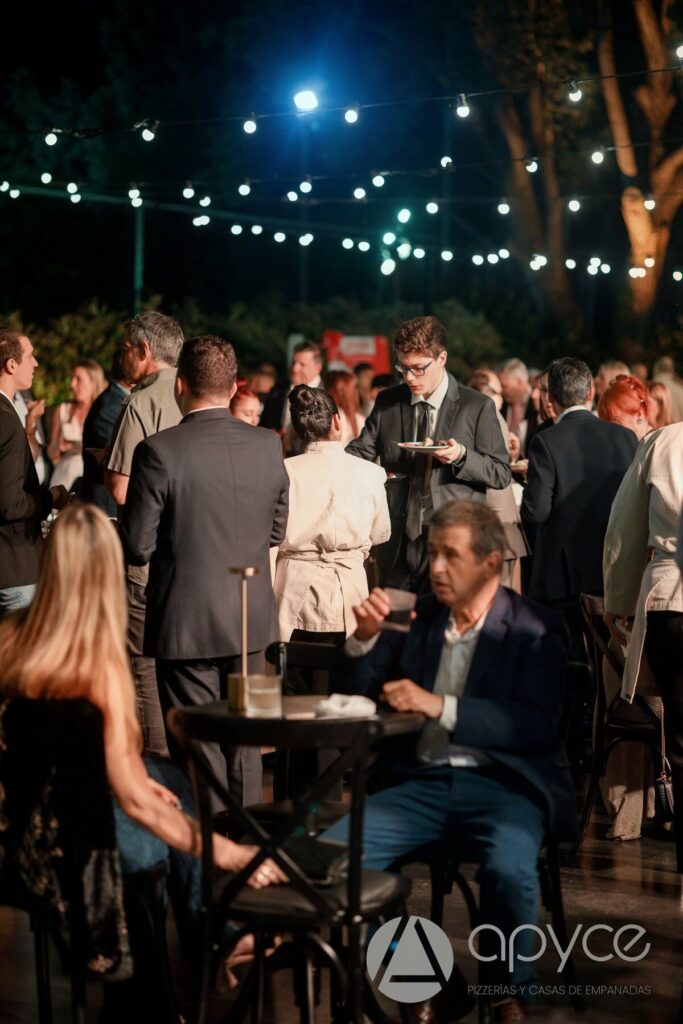 Asistentes reunidos al aire libre durante el Evento Anual APYCE