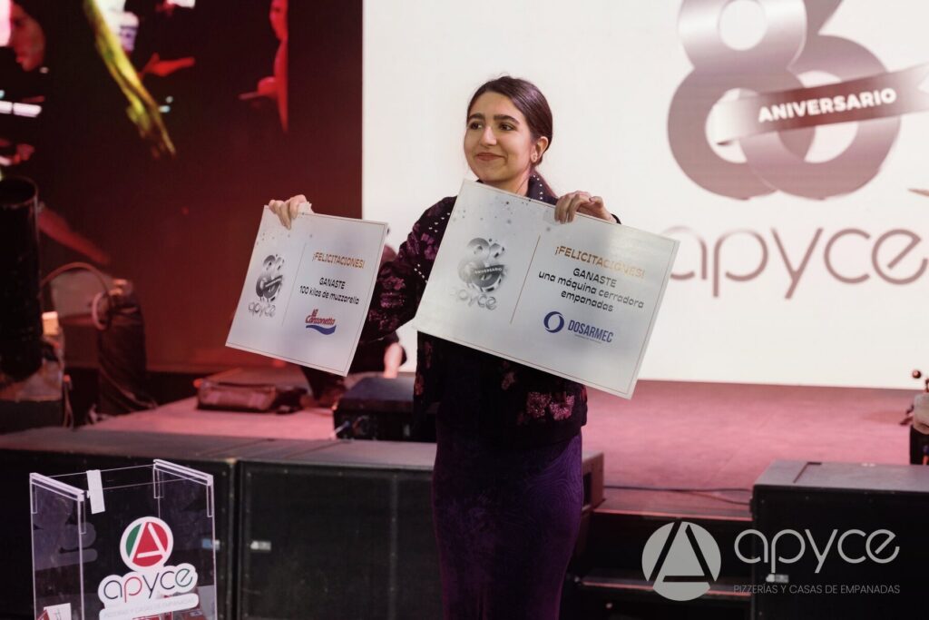 Entrega del premio DOSARMEC al ganador del sorteo de APYCE.